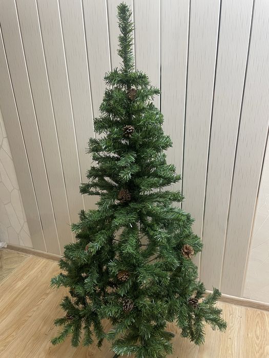 Ёлка пушистая с шишками