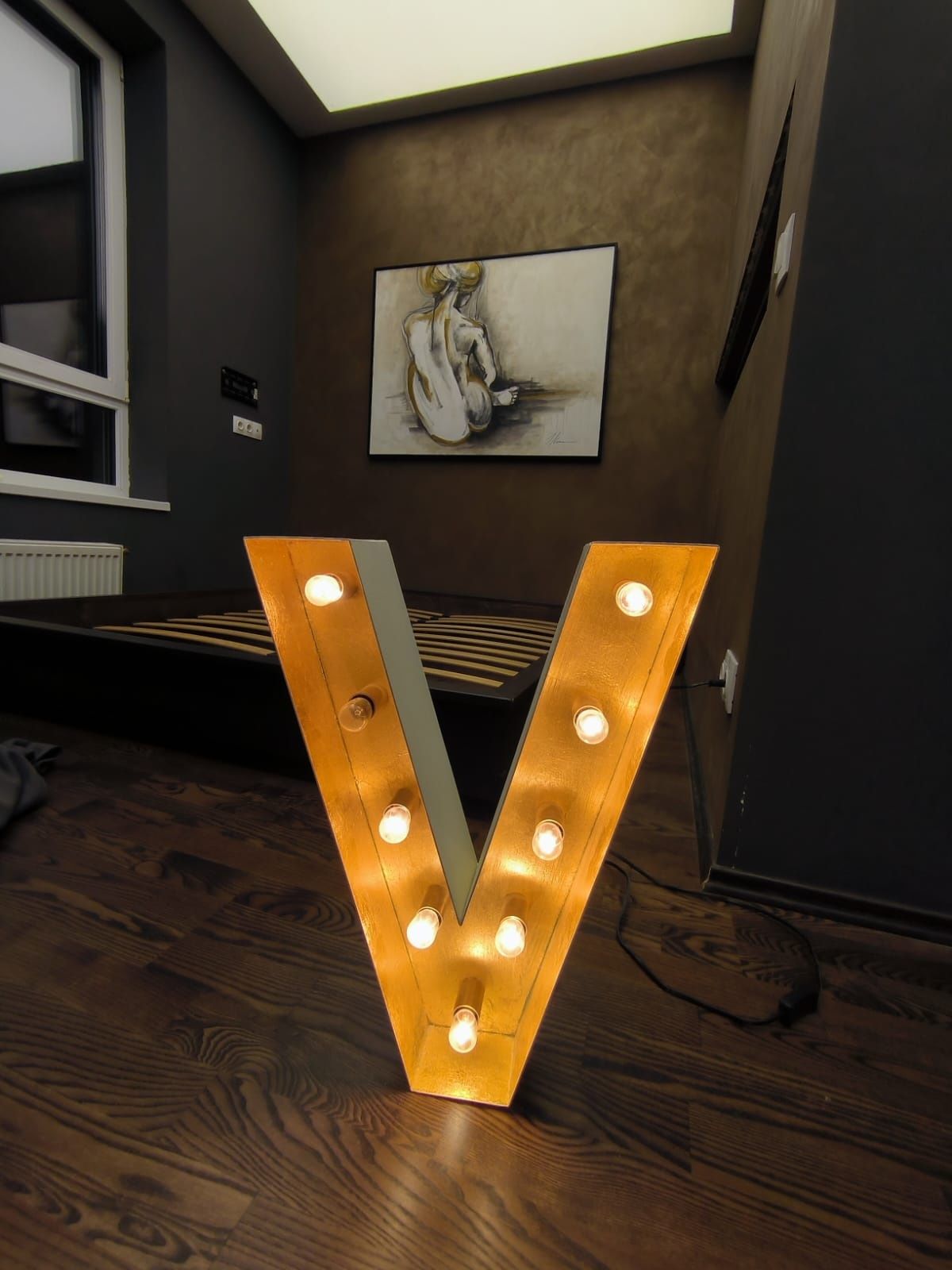 Decoratiune luminoasa litera "V"