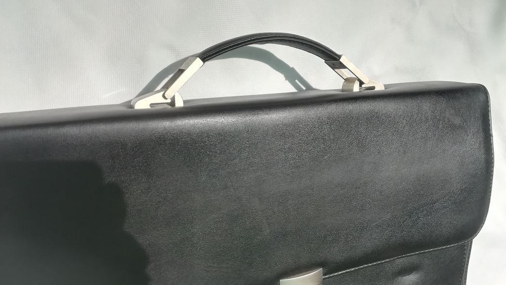 Servieta bărbătească, modernă, puțin folosita. Vezi foto.