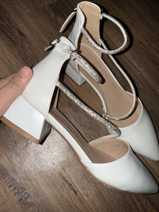 белые туфли на невысоком широком каблуке.