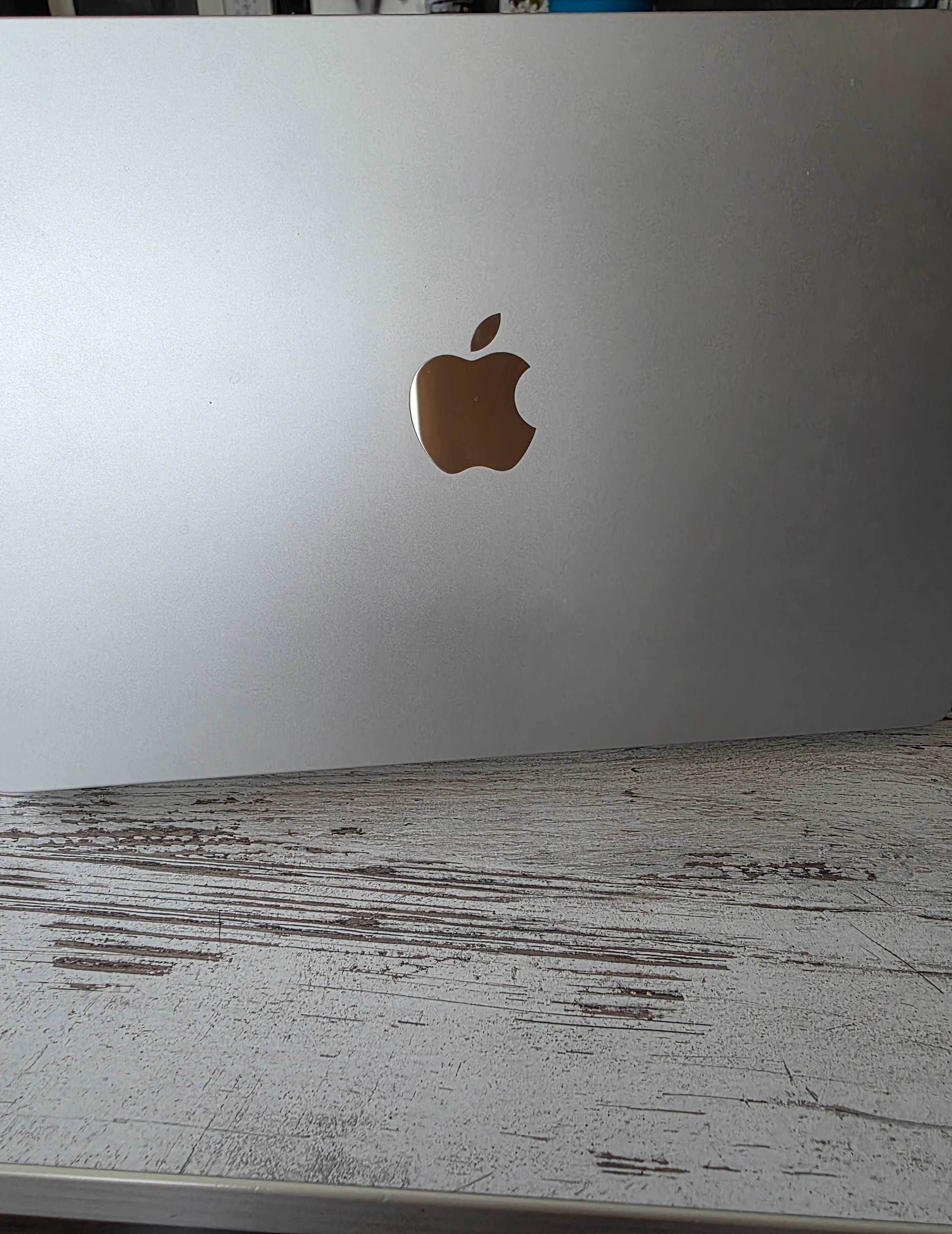 MacBook Air 13.6”  M3.