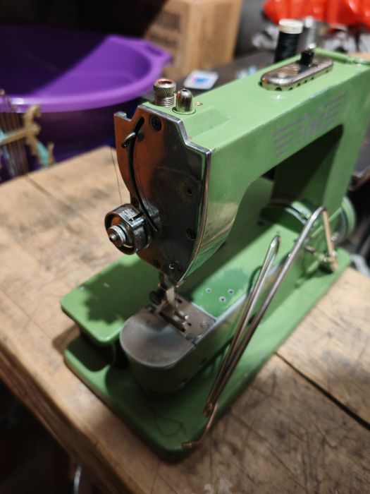 Vând mașină de cusut Elna