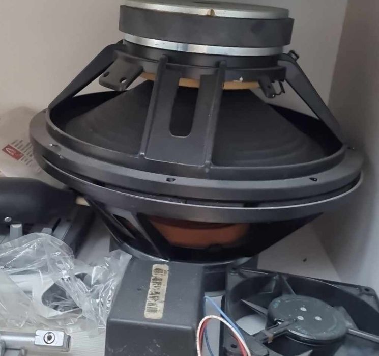 Vând boxe trebuie asamblate