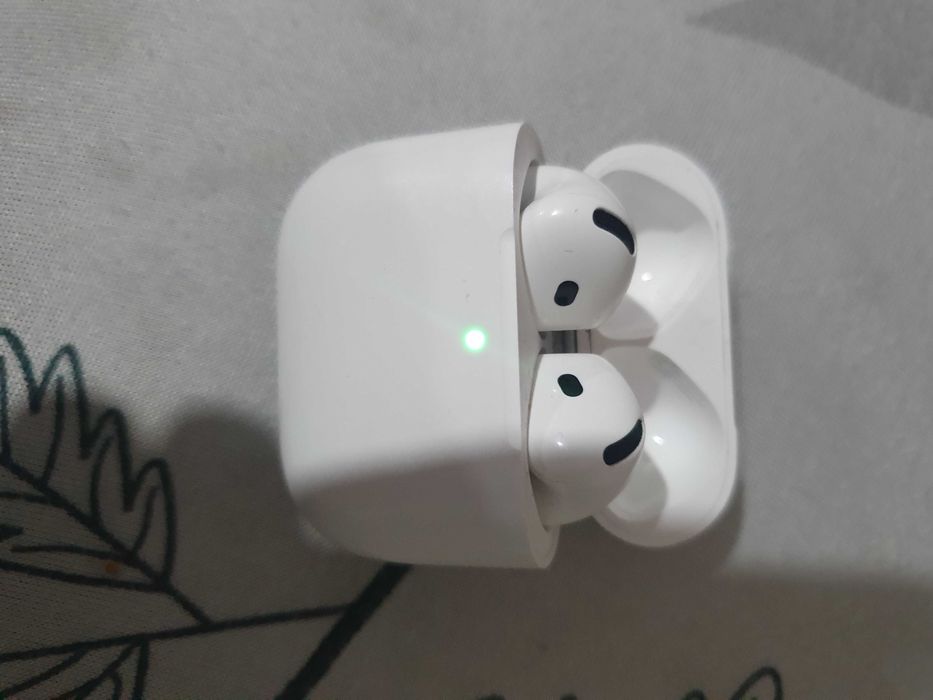 AirPods 4 с Active Noise Cancellation