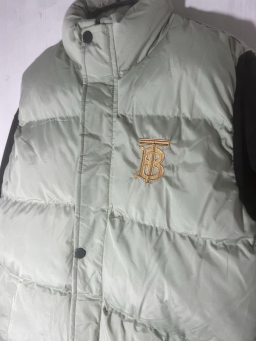Vesta BURBERRY albastru deschis groasă cu logo brodat auriu