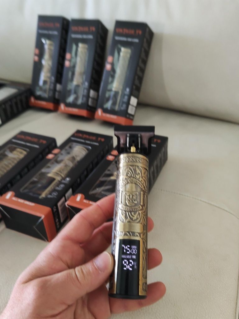 Mașină de tuns ras și contur barba cu acumulator și display model NOU