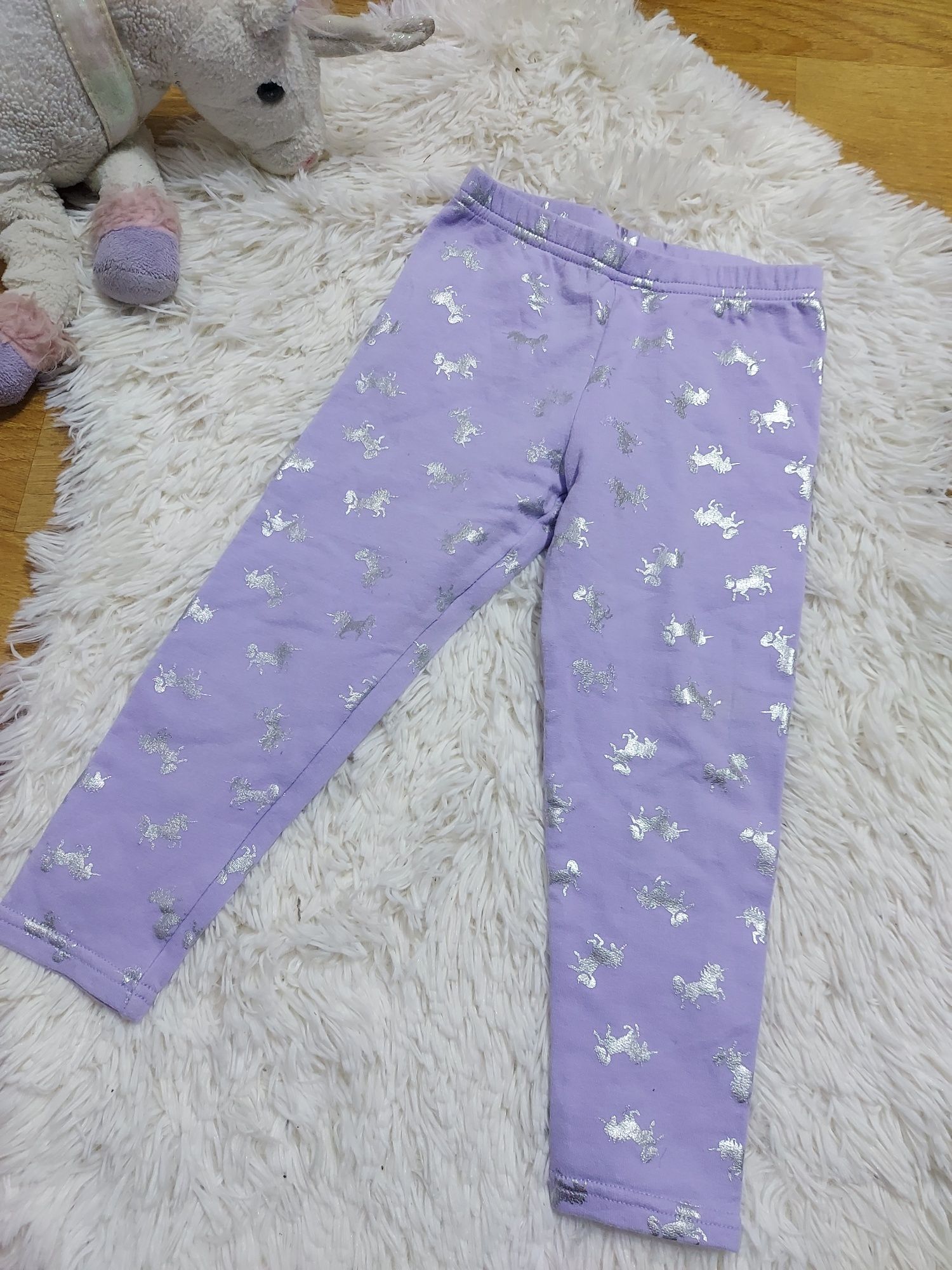 Set bluza + pantaloni cu inimioara și unicorni
Marime 4 ani (98/104)
S