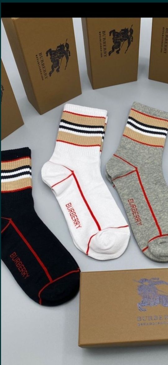 Șosete Burberry model 2025, prețul este ptr o pereche