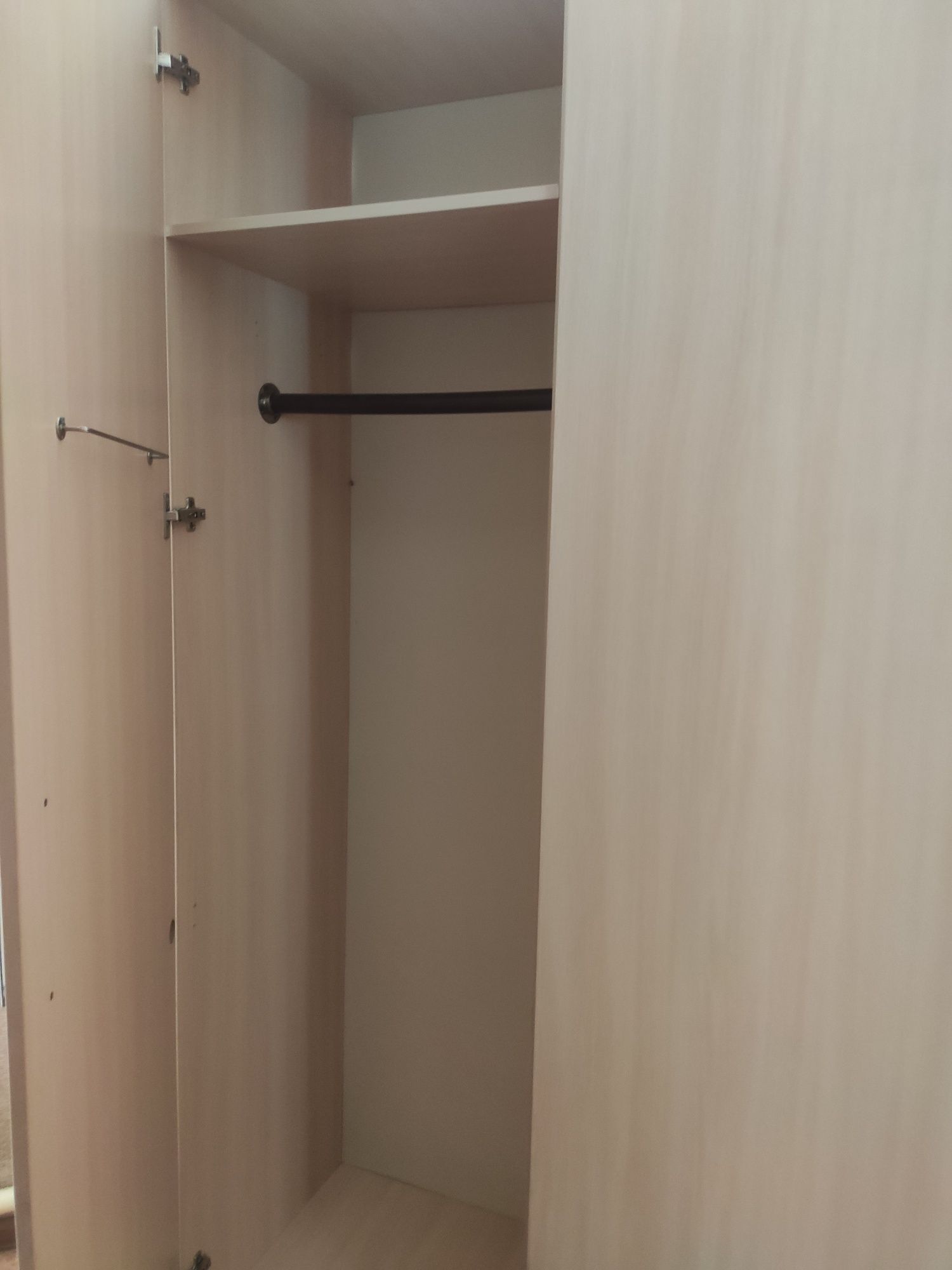 Продам шифоньер белый в хорошем состоянии