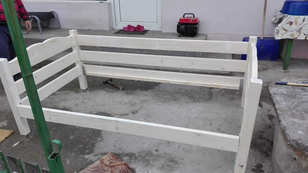 Pat din lemn la perete