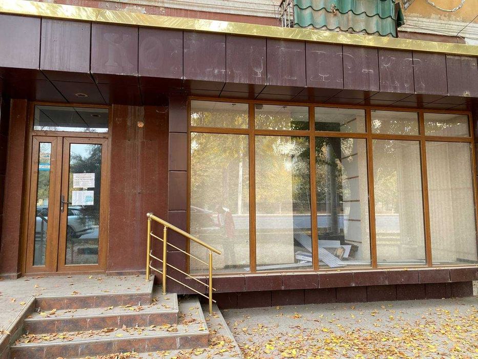 ул.С.Азимова 75 м² под офис кафе парковка общая 1-линия