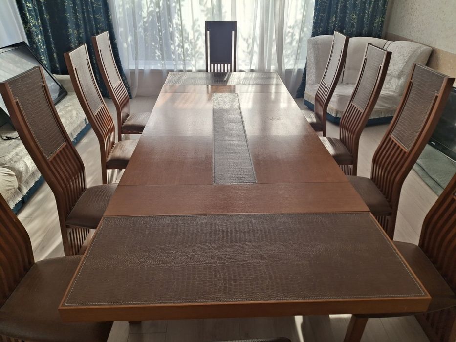 Стол и стулия из дерева