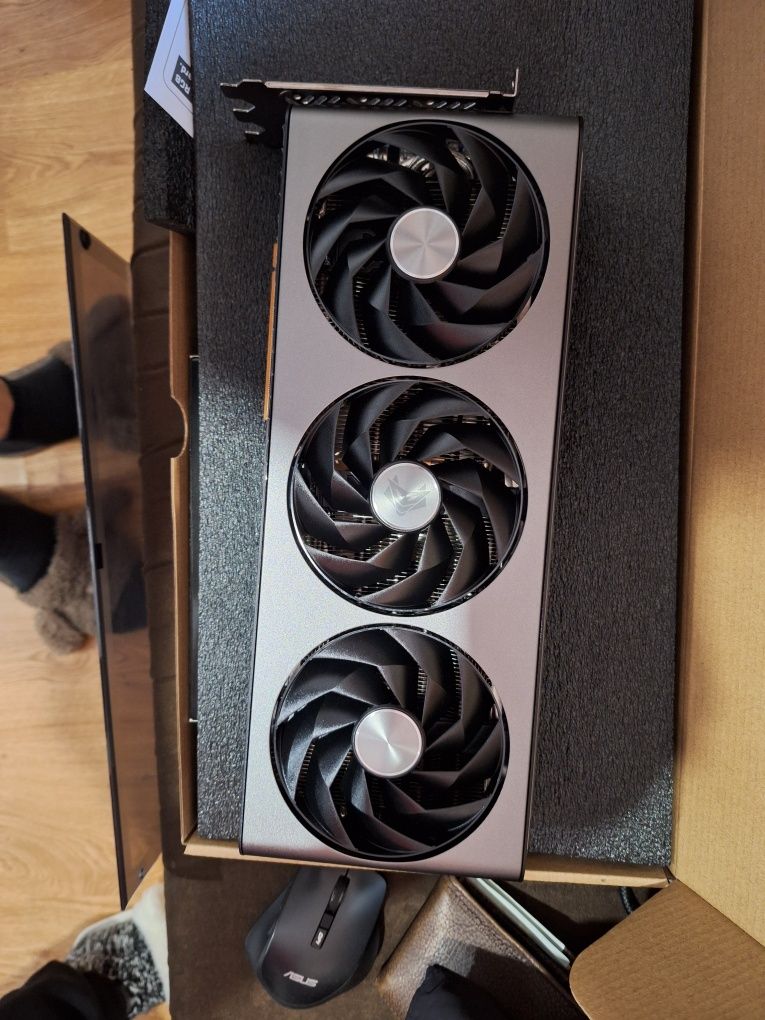 SapphierNITRO+ AMD Radeon™ RX 7800 XT
SAPPHIRE NITRO+ AMD Radeon™ RX