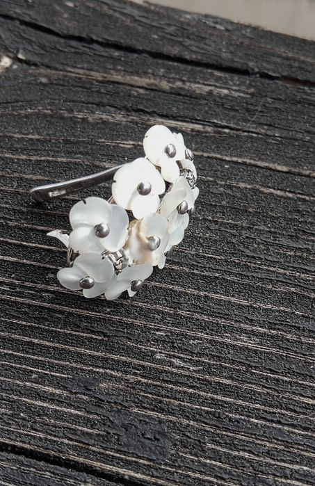 Сребърни обеци с естествен седеф и фианити (изкуствени диаманти)