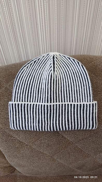 Шапка белая и бордовая 56-58р новые