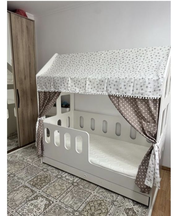 Продам кровать домик