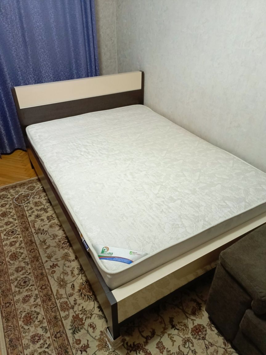 Кровать с матрацом в отличном состоянии