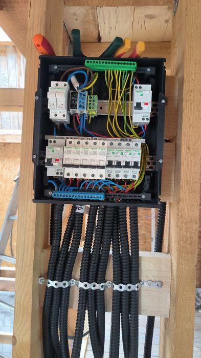 Electrician în construcții