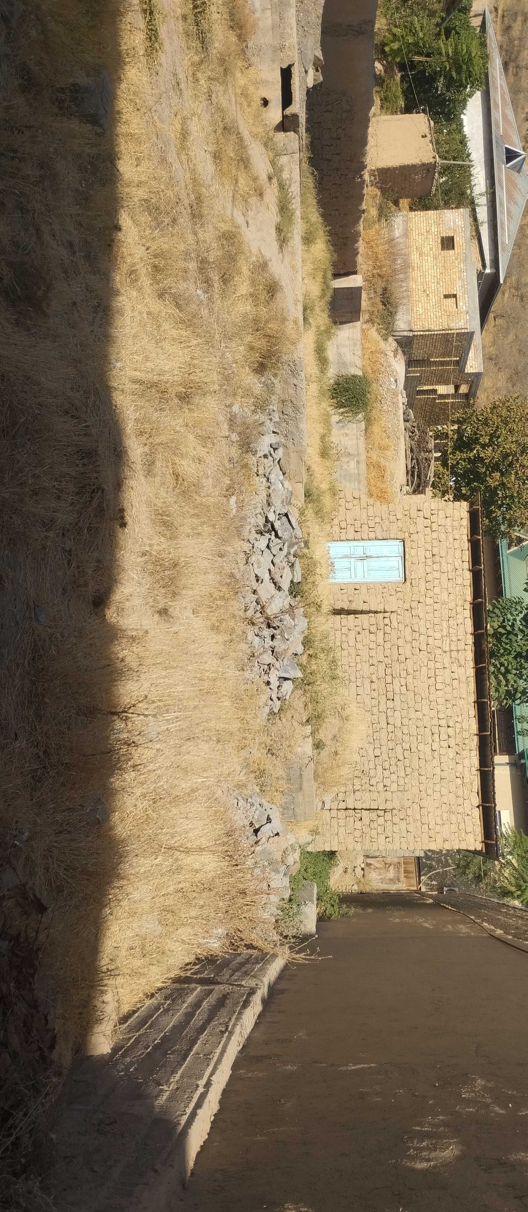 Sangzor mahalla metan zapravka orqasi  uchaska sotiladi 5.5 sotih