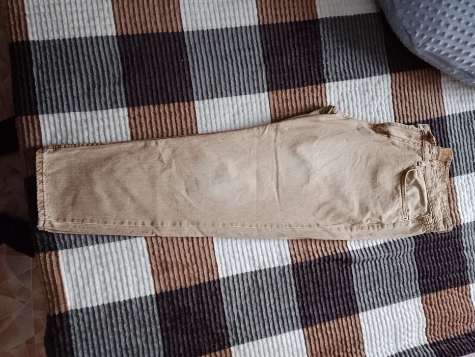 Продам бежевые джинсы новые