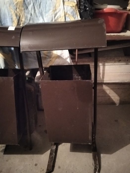 Две урны качающиеся с козырьком изХорошегоМеталлаВхорошемСостоянии