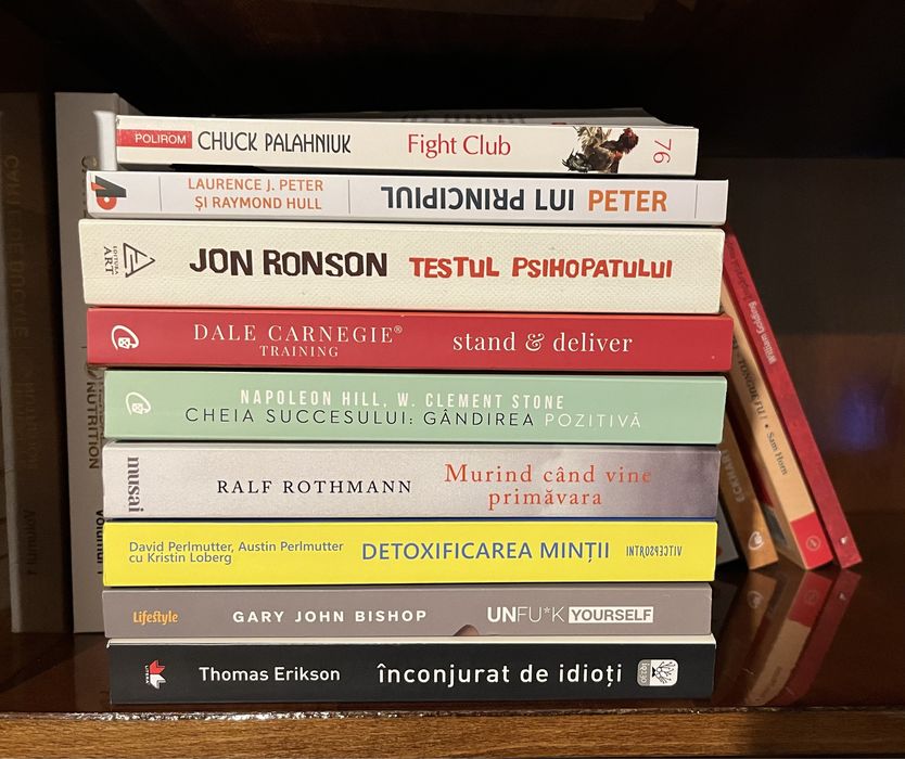 Vand un pachet de 8 carti