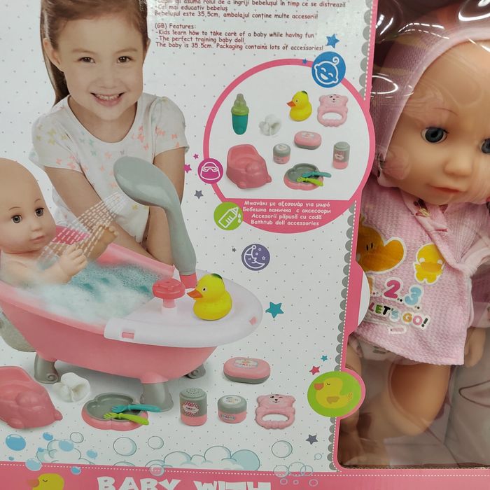 Кукла Бебе във вана лиген за къпане
