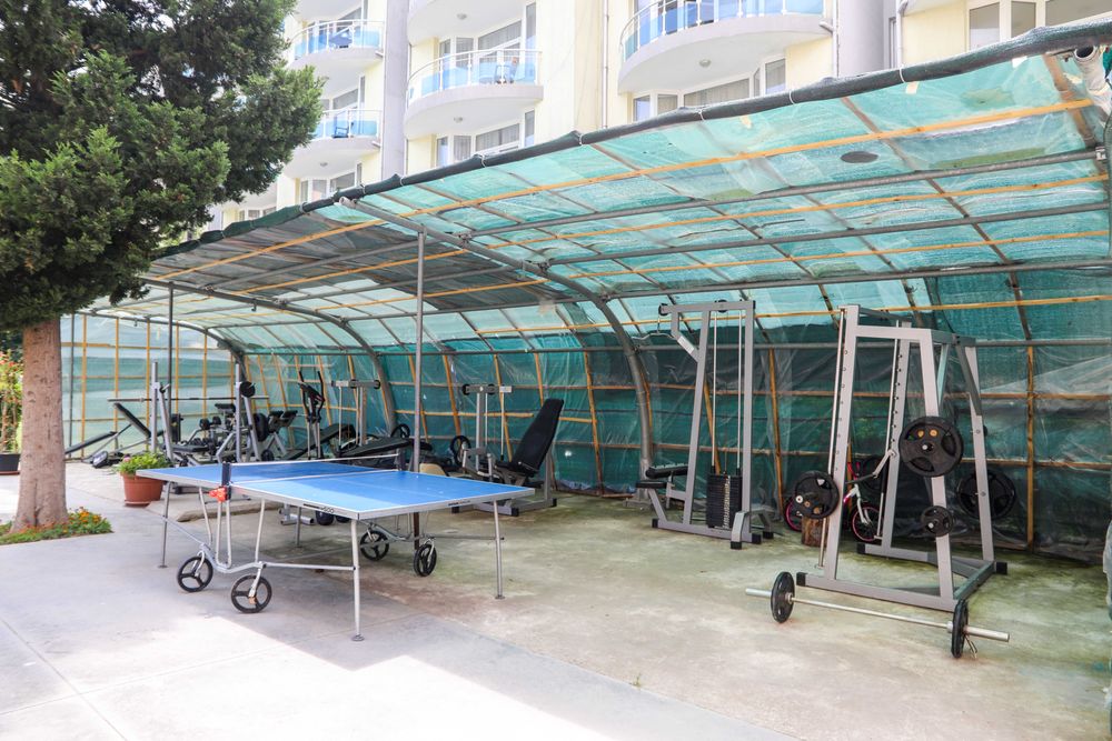 Под Наем тристаен апартамент на първа линия в Равда