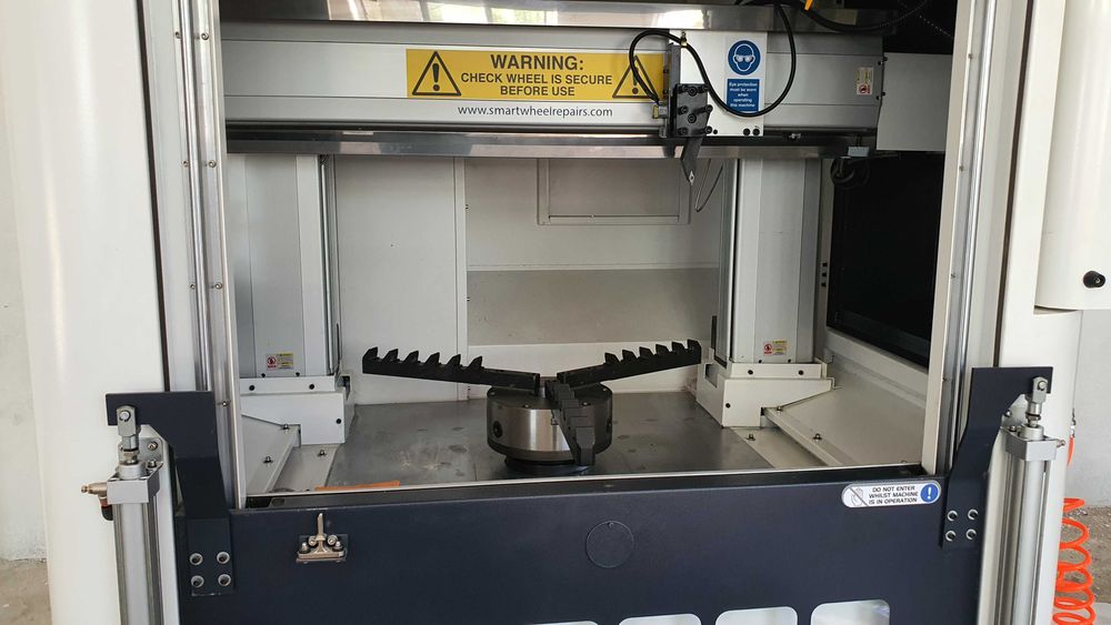 Vand strung CNC vertical pentru DIAMOND CUT jante, model Vixen WHL 35