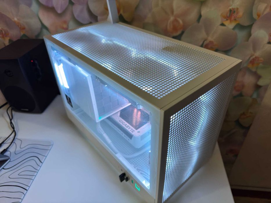 Компактный игровой ПК Ryzen 9 9700X/RTX 5070 ICE/32GB White Edition