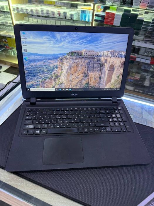 Notebook sotiladi Acer ES1 4 yadrlik