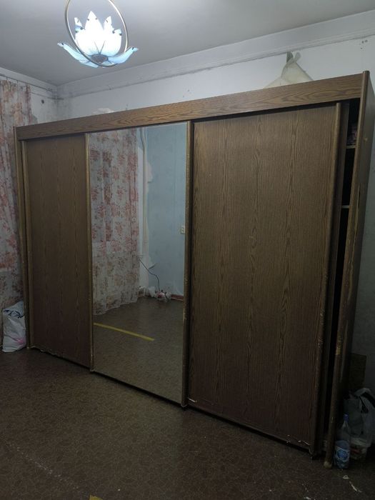 Продается шкаф большой в спальню