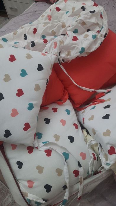 Бортики на кроватку + простынь на резинке.