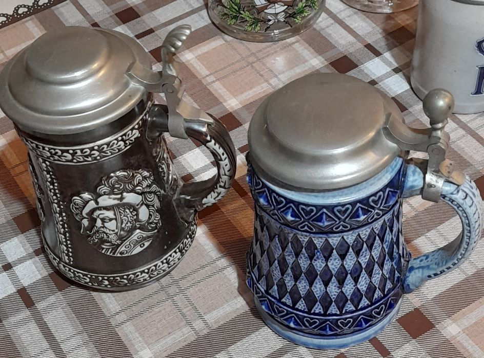 Vând urgent 2 halbe cu capac pentru bere ,100 ron