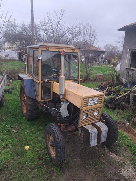 Продавам трактор с инвентар