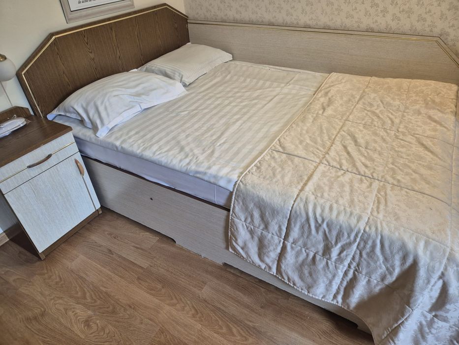 Mobilier complet de dormitor, dulap, noptiera, masuta scaune
