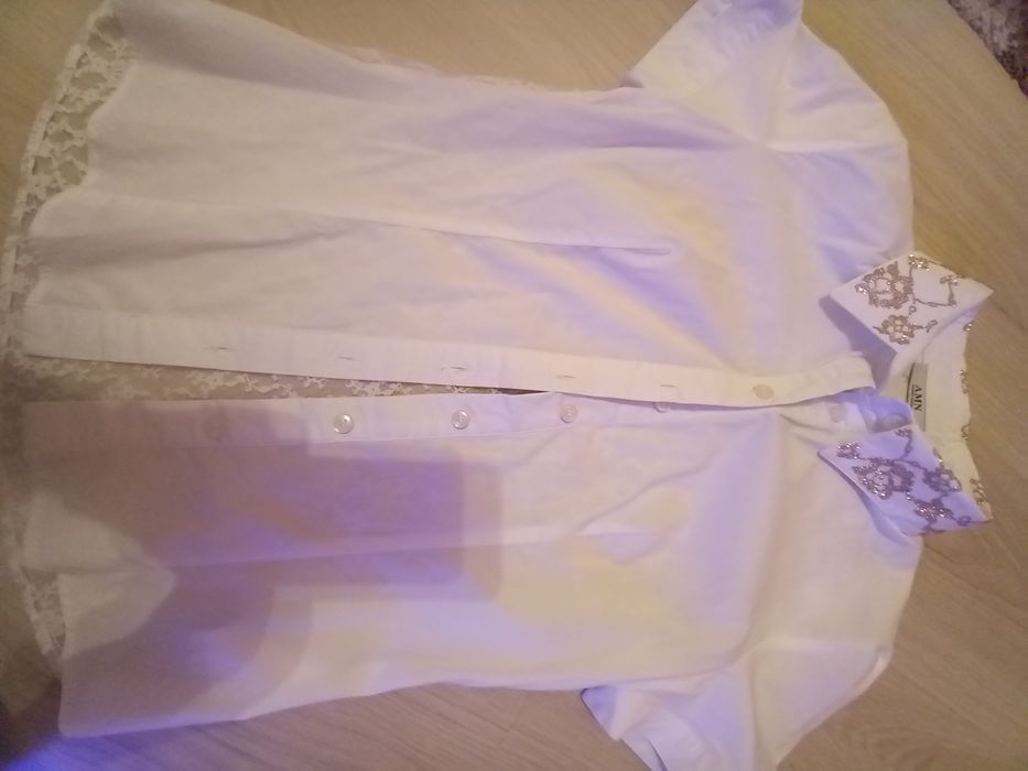 Уникална бяла риза със златисти камъни и прозрачен гръб от дантела