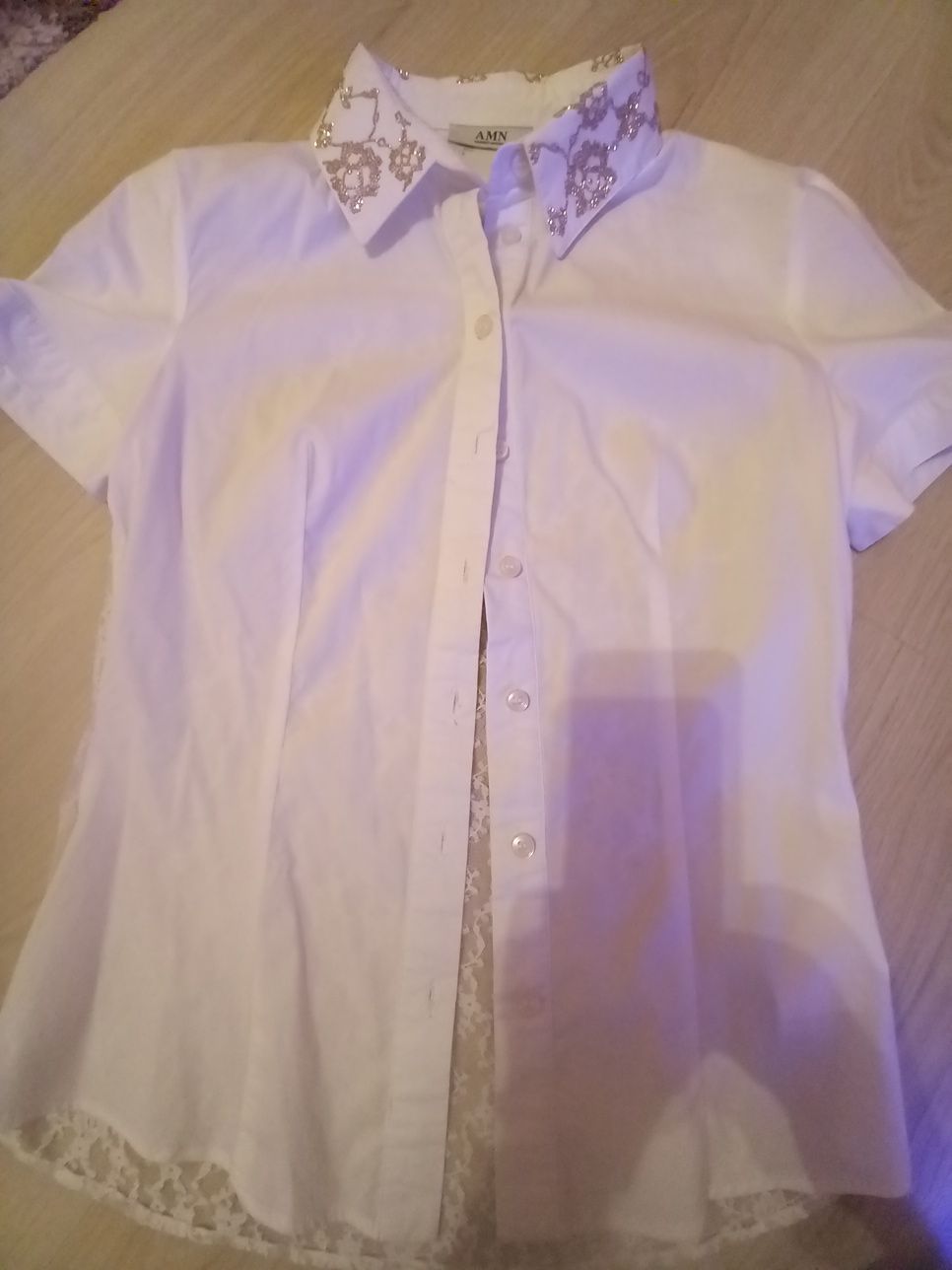 Уникална бяла риза със златисти камъни и прозрачен гръб от дантела