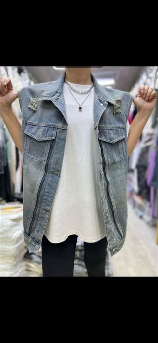 Джинсовый жилет оверсайз