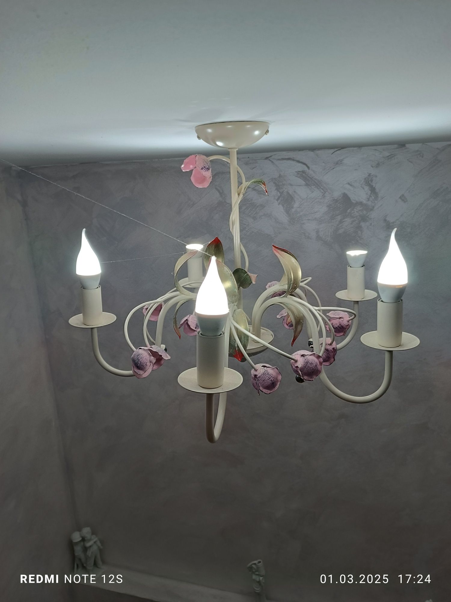Vând lustre super oferta
