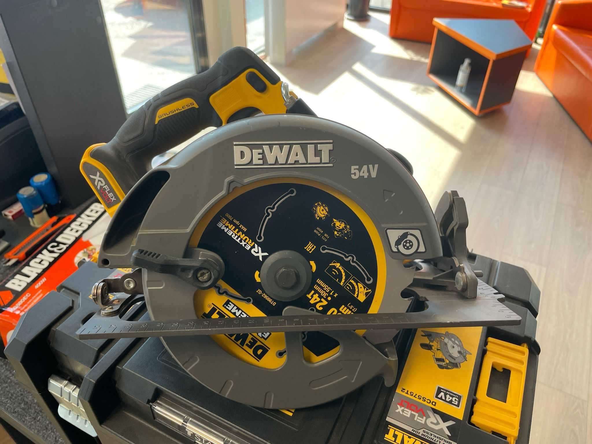 RESIGILAT- Dewalt- Fierastrau circular FLEXVOLT DCS575T2