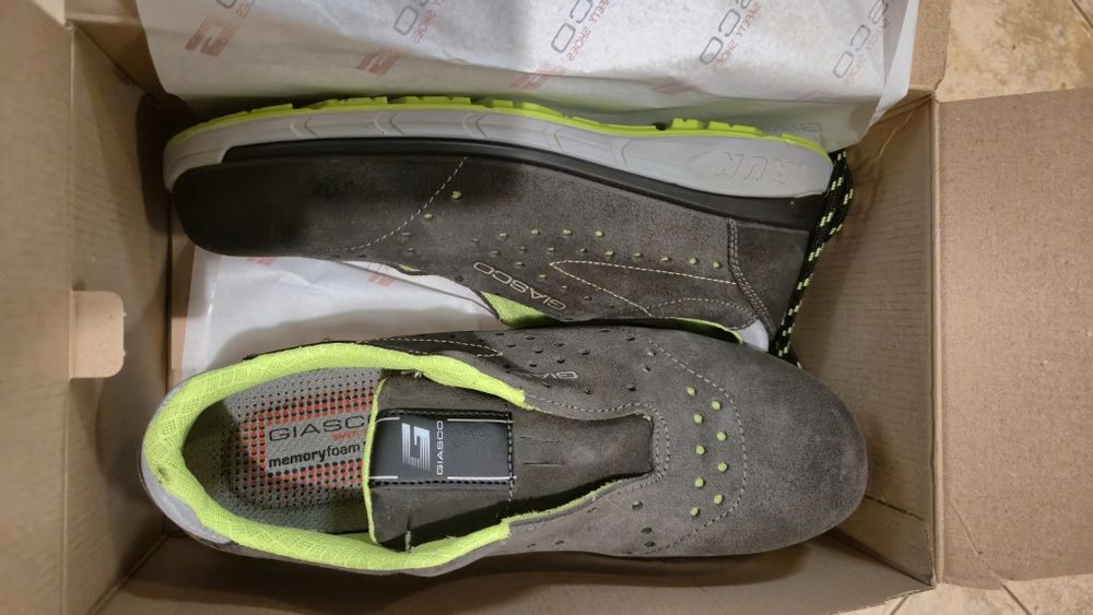 Продавам работни обувки със защотно бомбе  Giasco, нови,  43 номер
