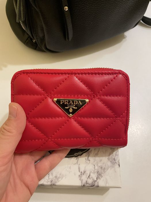 Портмоне Prada в червено