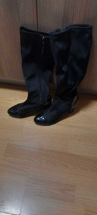 Дамски лачени текстилни ботуши