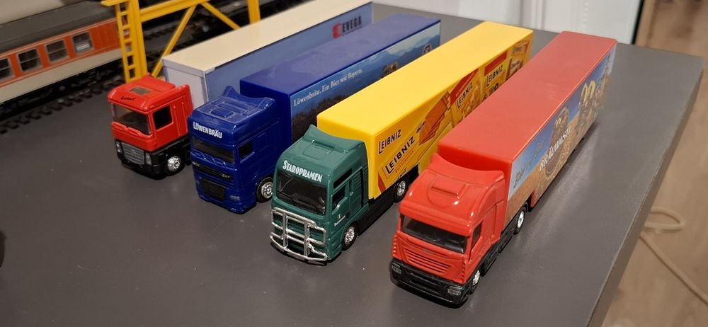 Vand lot machete jucarii camioane 1:87