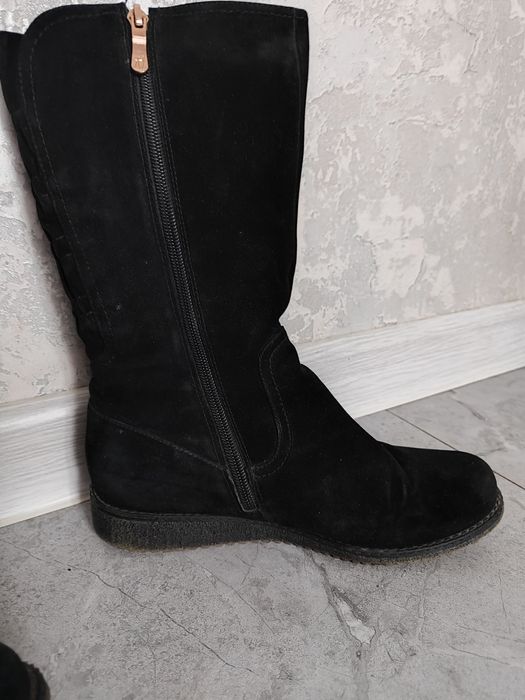 Продам женские сапожки.