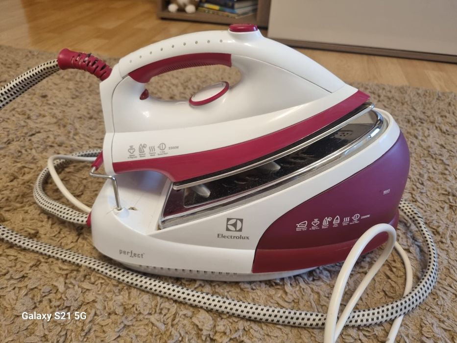 Vând statie de călcat Electrolux