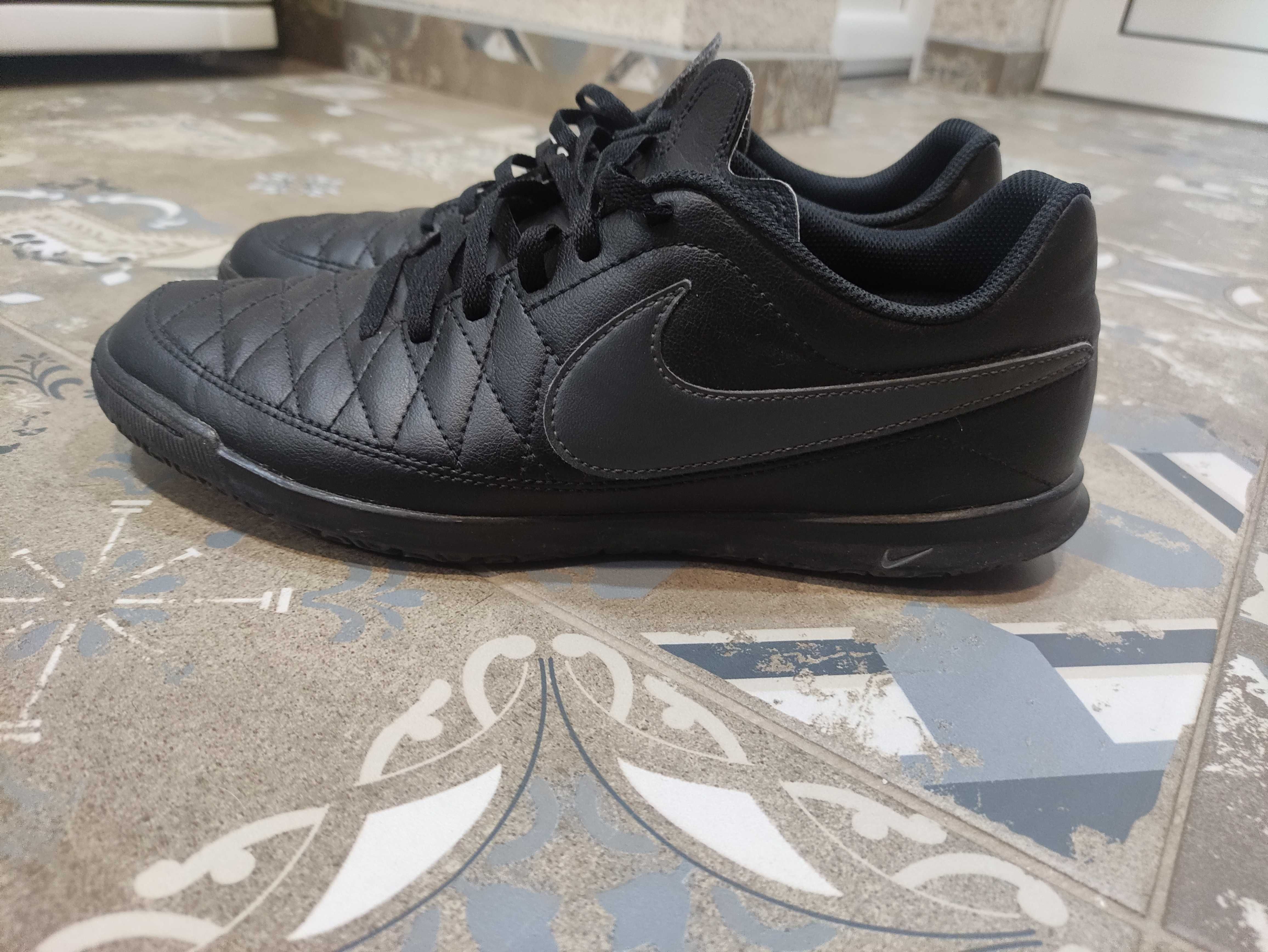 Маратонки Nike за футбол