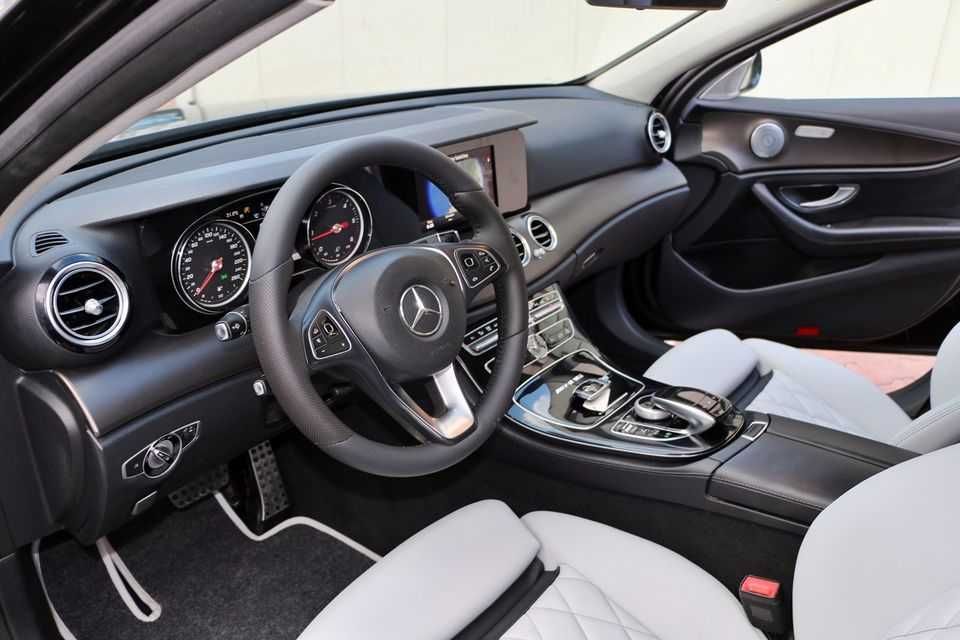 Mercedes-Benz E220 pachet AMG - CUZINETI BLOCATI