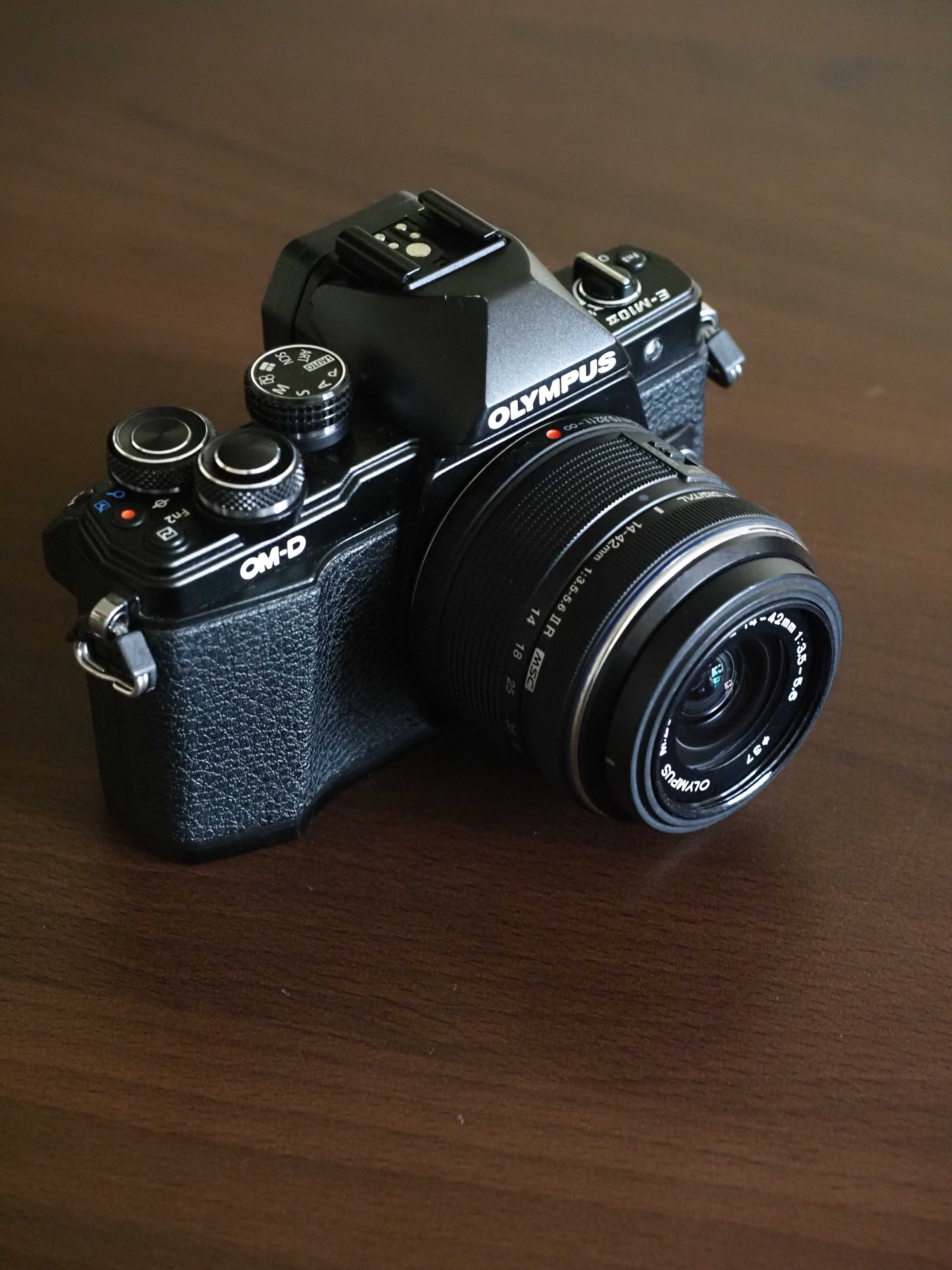 Olympus OM-D E-M10 Mark II - Kit cu Obiectiv 14-42mm f3.5-5.6 II R MSC